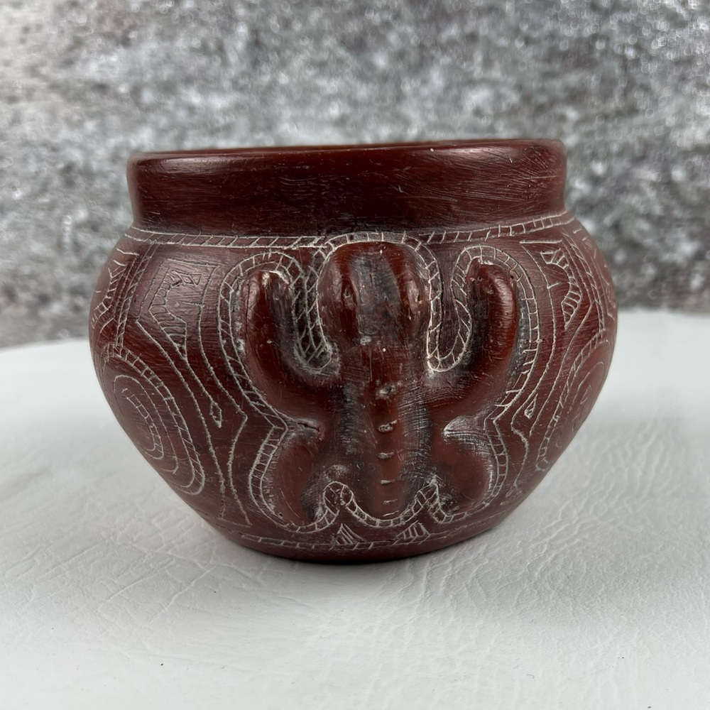 Native Amazonian Sgraffito Handcrafted Brown Ceramic Pot bowl 
5.5” X 4” tall